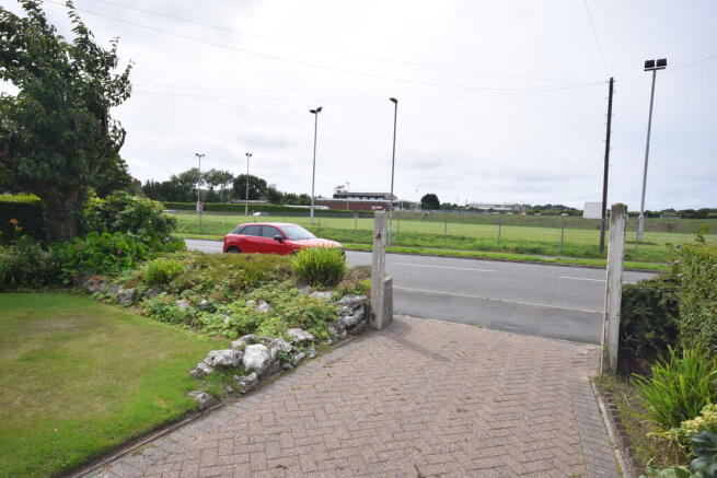 FRONT GARDEN/DRIV...