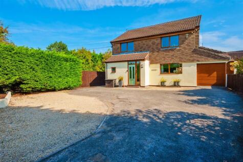 Ideally situated residence in Yatton's North End with paddock