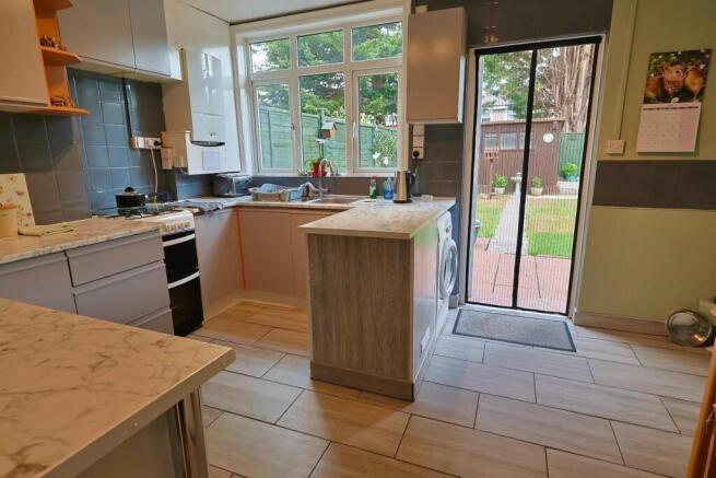 2 bed semi-detached house to rent 130 Charter Ave