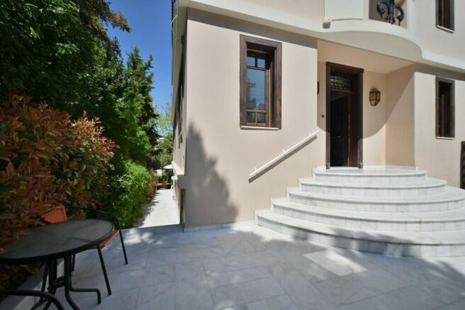 Detached house 304 m² in Athens - 1