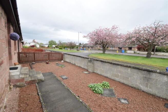 FRONT GARDEN.JPG