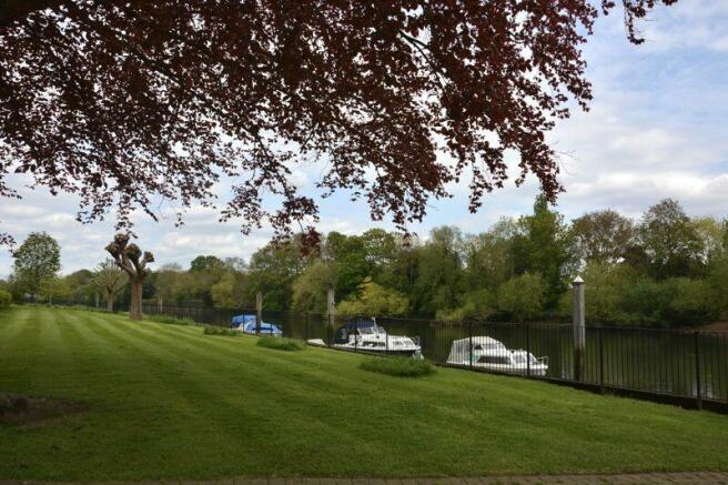 Communal Lawn on The Thames