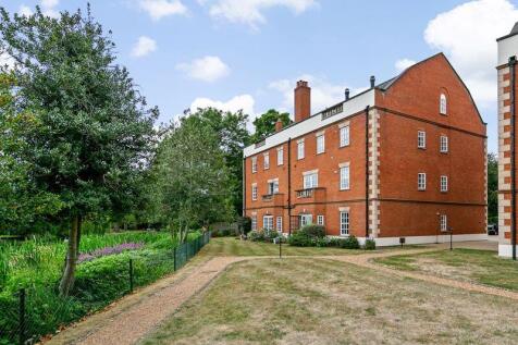 Queens Reach, East Molesey