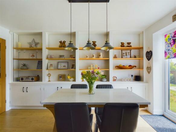 KITCHEN/DINING ROOM