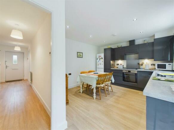 KITCHEN/DINING ROOM