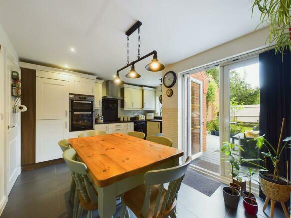 KITCHEN/DINING ROOM