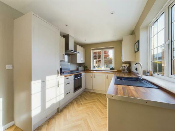 KITCHEN/DINING ROOM