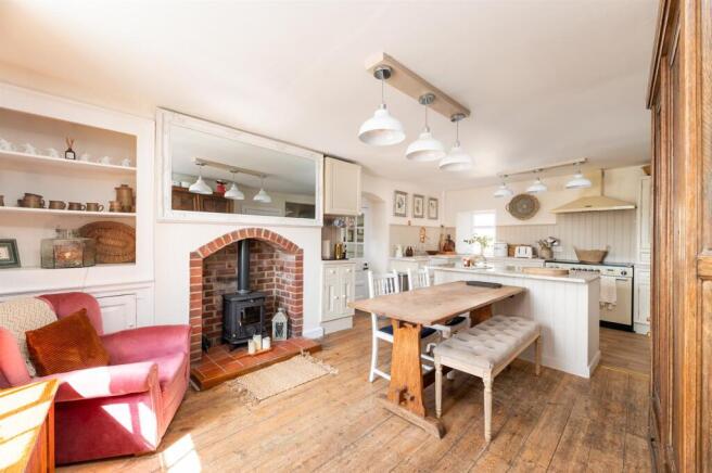 KITCHEN/DINING AREA