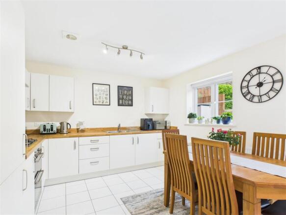 KITCHEN/DINING ROOM