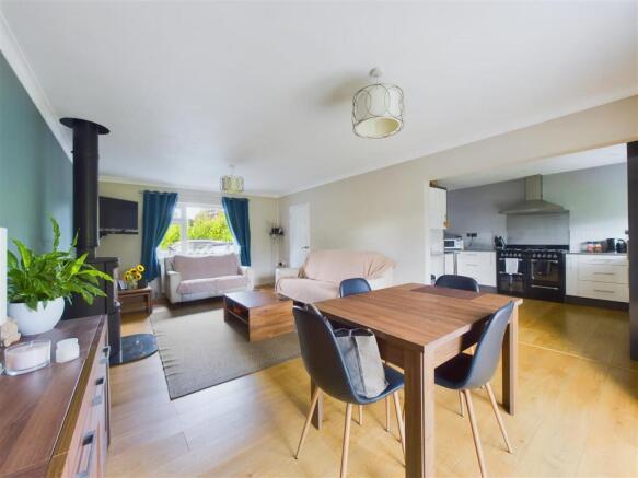 LIVING/DINING ROOM