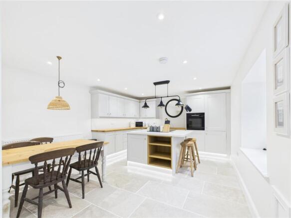 KITCHEN/DINING AREA