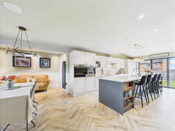 KITCHEN/DINING ROOM