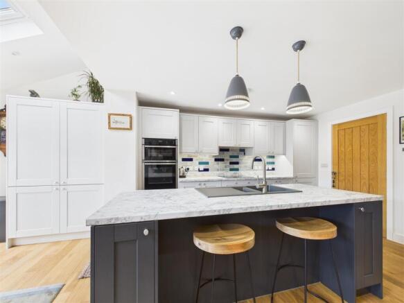 KITCHEN/DINING ROOM