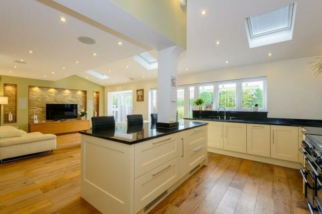 4 Bedroom Detached House For Sale In Maplin Way Thorpe Bay