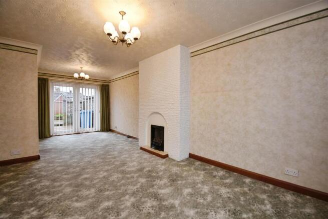 Open plan lounge / dining room