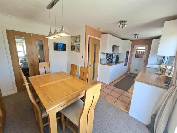 KITCHEN/DINING SPACE