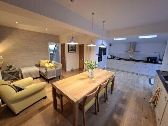 KITCHEN/DINING ROOM/SNUG