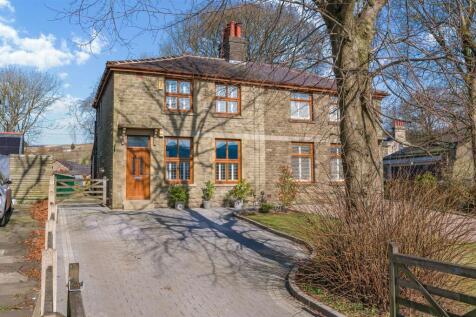 Newchurch Road, Rawtenstall BB4: Stunning Extended Family Home with Views!