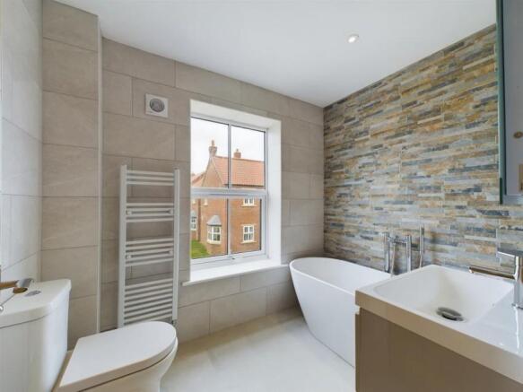 5 bed main bathroom.jpg