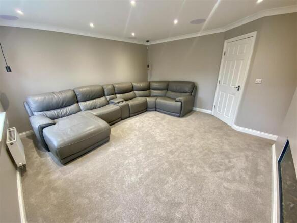 LOUNGE 2.jpeg