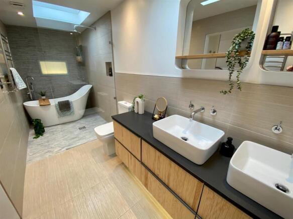 priory way 78 ensuite main.jpg