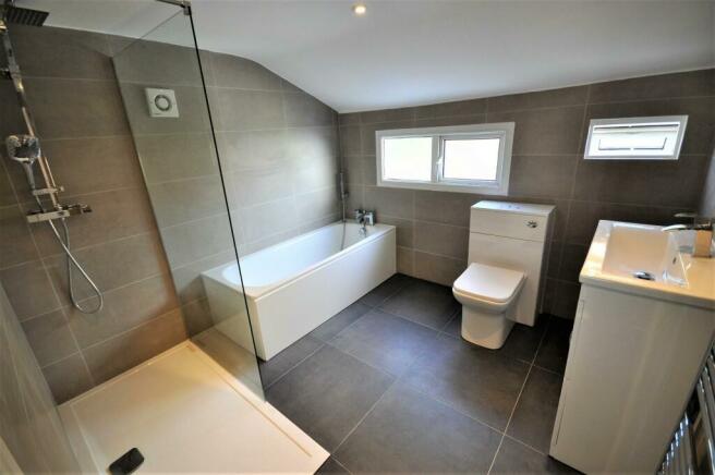Re-fitted Spacious Bathroom