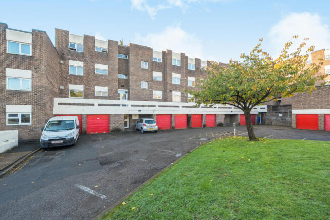 1371299-5-68f7429...