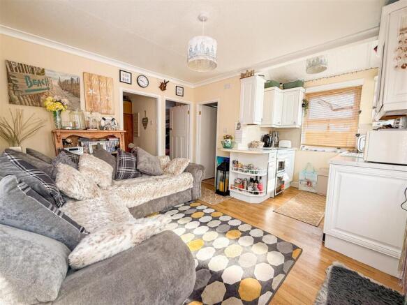 LOUNGE/KITCHENETTE