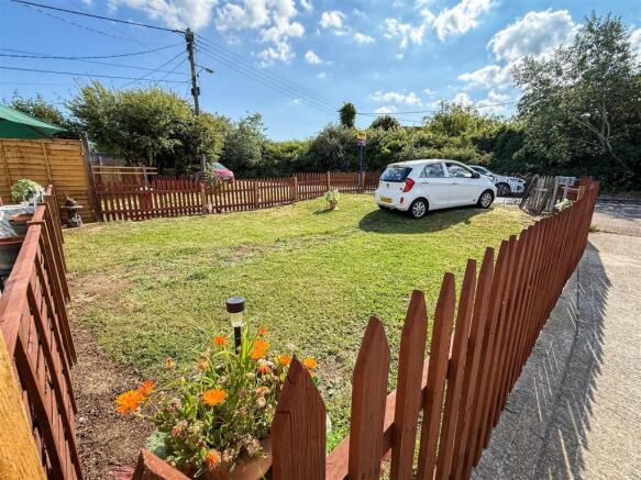 ALTERNATE VIEW OF FRONT GARDEN AREA