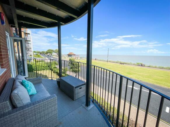 FRONT CURVED BALCONY