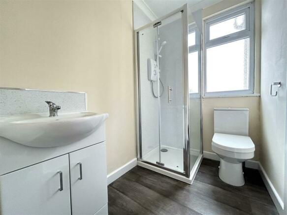 EN-SUITE SHOWER ROOM