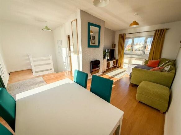 LOUNGE/DINER