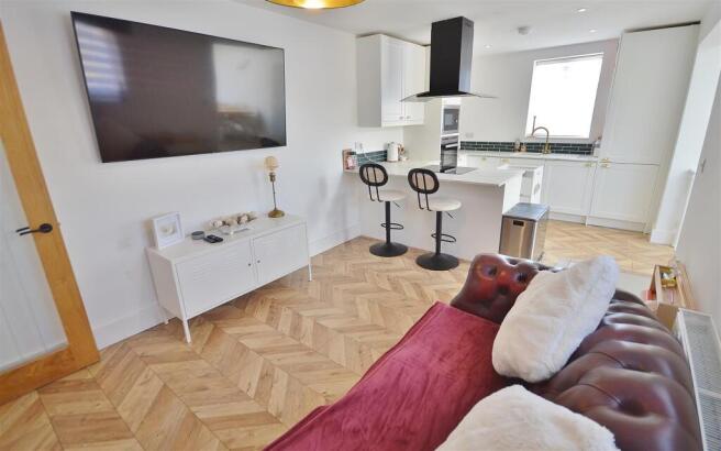 LOUNGE KITCHENETTE