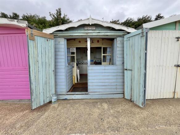 BEACH HUT