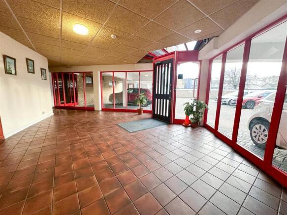 COMMUNAL ENTRANCE HALL