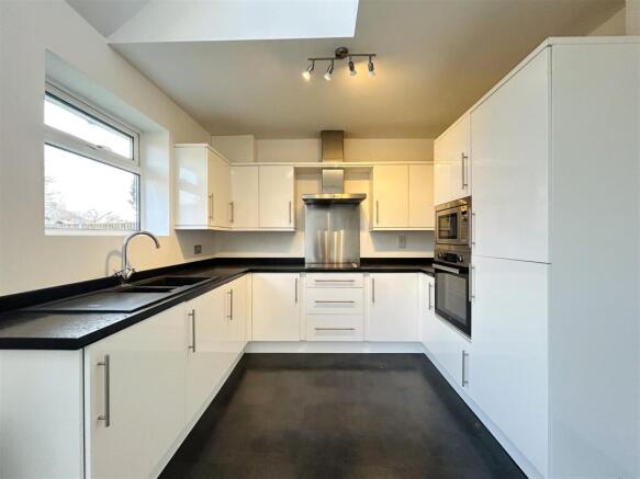 OPEN PLAN LIVING ROOM & KITCHEN