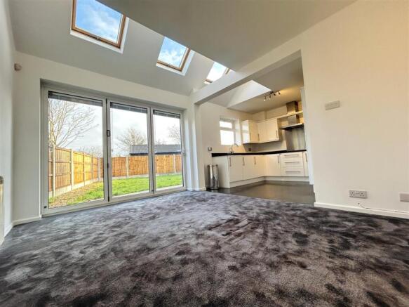 OPEN PLAN LIVING ROOM & KITCHEN