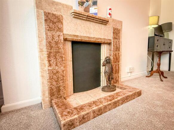 ALTERNATE VIEW OF LOUNGE