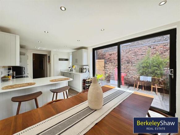 Dining area to kitchen