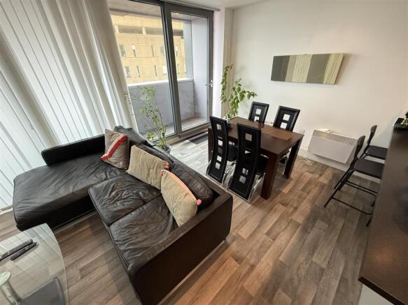Lounge/Dining