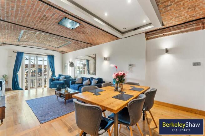 Living room/dining area (4)