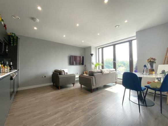 Kitchen dining area .jpg