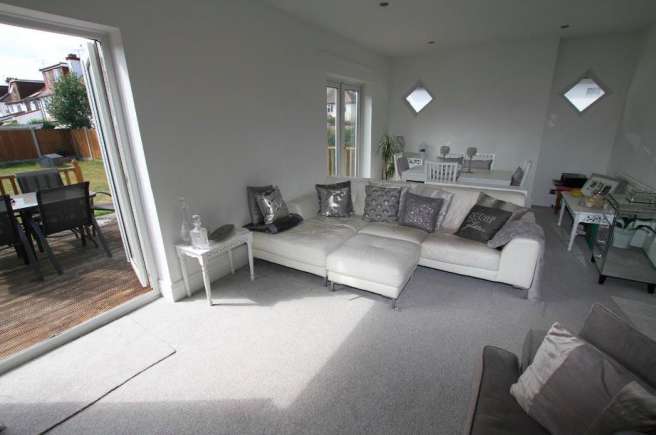 LIVING/ DINING ROOM