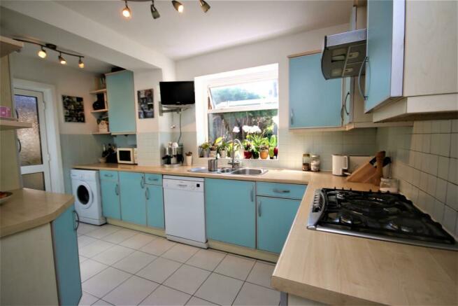 FITTED KITCHEN: PIC. 2