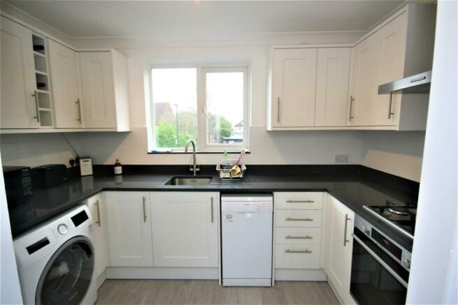 RECENTLY INSTALLED FITTED KITCHEN: