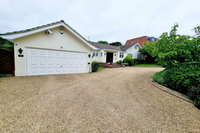 DOUBLE WIDTH GARAGE & CARRIAGE DRIVE: