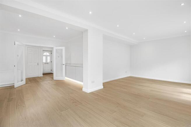 LOUNGE / DINING AREA