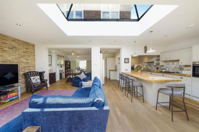 EXTENDED REAR RECEPTION (pic 2)