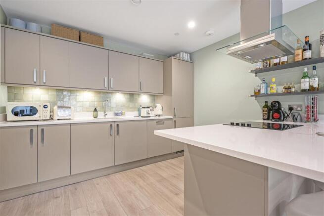 LUXURY FITTED KITCHEN AREA