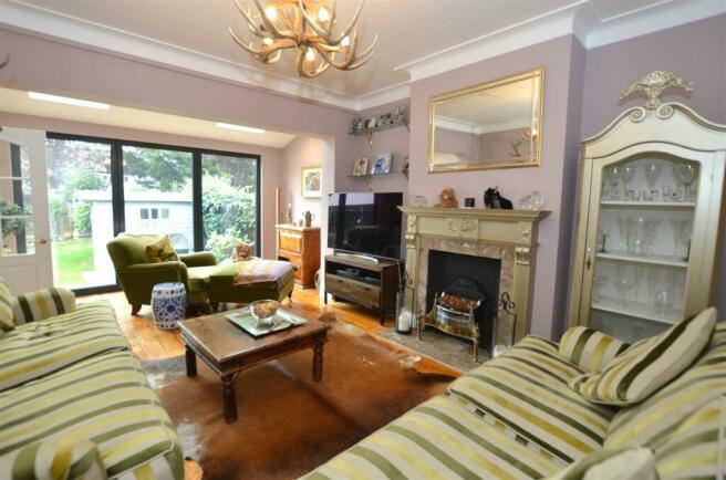 31 Derwent Road living room 2.JPG